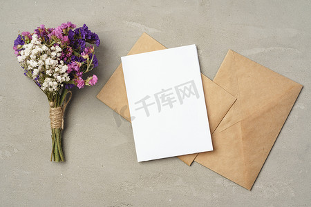 桌面上的鲜花、白纸和信封