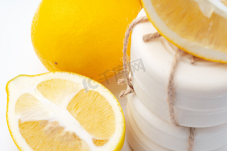 手工制造肥皂块和柠檬在白色背景。
