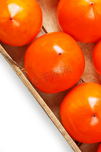 新鲜成熟的柿子在市场上。