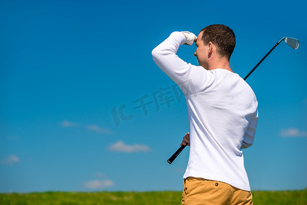 高尔夫球手在开放的人工智能中远远地看着他的球飞行轨迹