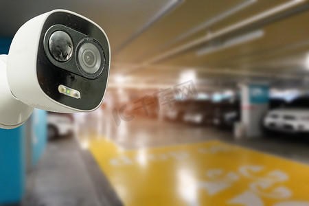 闭路电视闭路电视摄像机在室内停车场，安全监控系统概念。