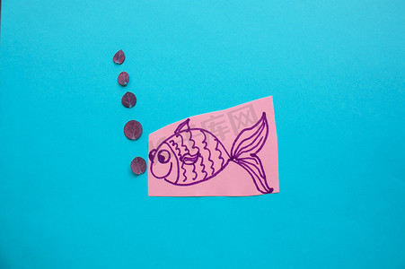 愚人节活动背景摄影照片_蓝色背景上有气泡的有趣鱼，愚人节