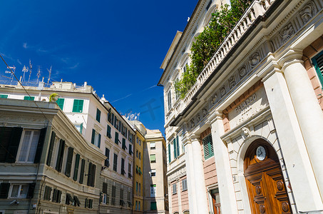 格里马尔迪德拉梅里迪亚纳宫古典风格建筑的正面，门上有手表，位于德拉梅里迪亚纳广场