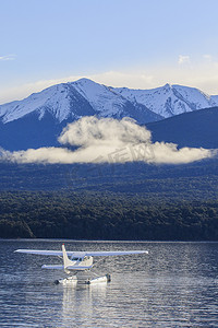 漂浮在蒂阿瑙湖峡湾国家公园新的水上飞机
