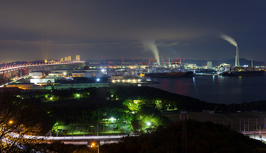 濑户大桥和工业区在晚上
