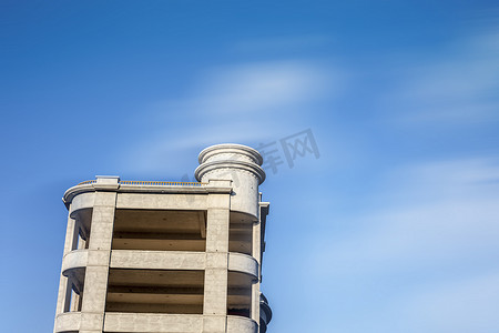 简约大气店铺首页摄影照片_白色建筑的建筑简约镜头。