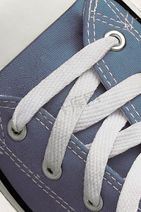 系在复古运动鞋上，特写，蓝色木质背景
