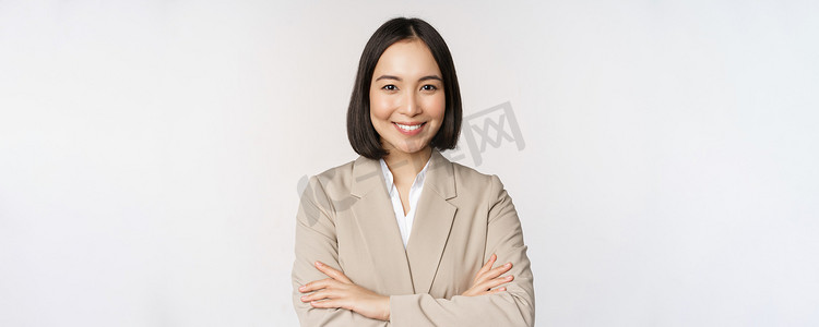 自信的女企业家，站在权力姿势的亚洲女商人，职业商人，胸前交叉双臂，站在白色背景上