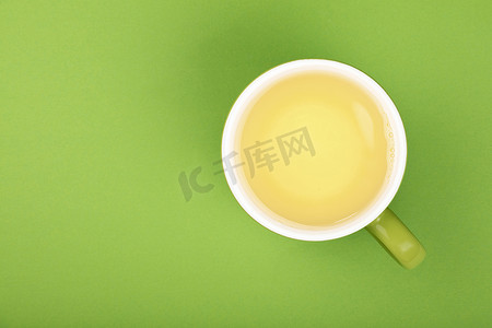 一大杯绿乌龙茶，配茶托