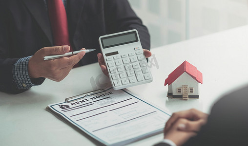 房地产经纪人谈论了购房协议的条款，并要求客户签署文件以合法地签订合同、房屋销售和房屋保险概念。