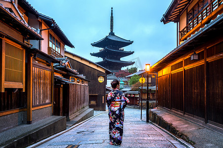 日本京都八坂塔和三年坂街穿着日本传统和服的亚洲女性。