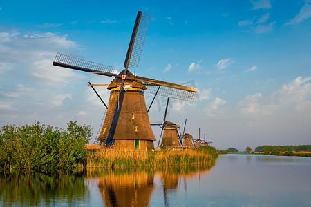 荷兰语摄影照片_荷兰小孩堤防的风车。