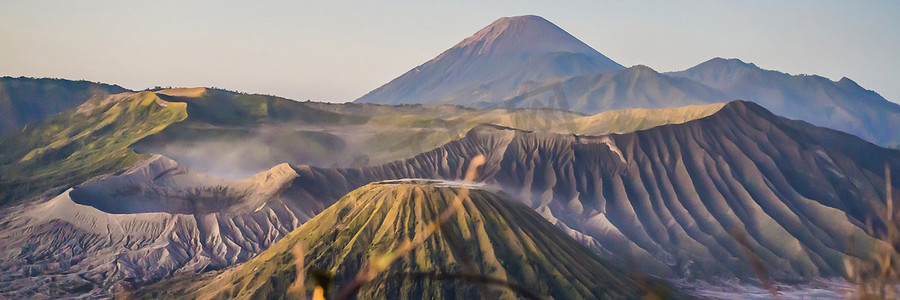 横幅，长格式日出在印度尼西亚爪哇岛 Bromo Tengger Semeru 国家公园。