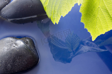 水中鹅卵石摄影照片_水中光滑的石头