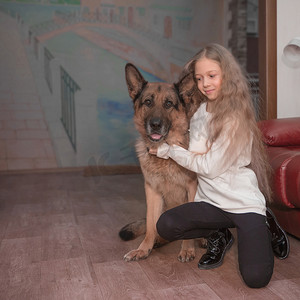 一个十几岁的女孩和她友好的大狗的肖像