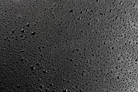 抽象平黑色疏水表面宏观背景上的水滴