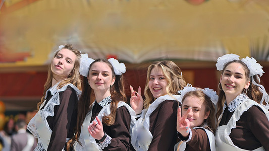 毕业留念摄影照片_快乐的俄罗斯女毕业生在毕业典礼上合影留念。