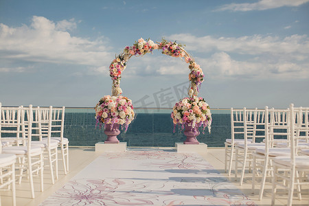婚礼拱门与大海背景上的鲜花。