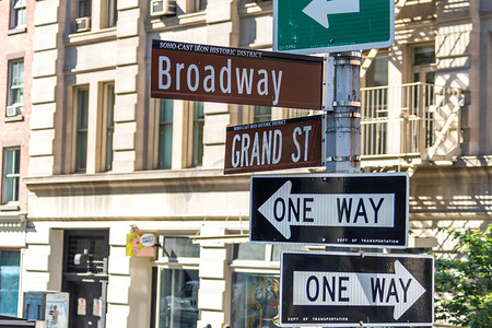 纽约，纽约 - 2019年5月16日：纽约市百老汇路牌。