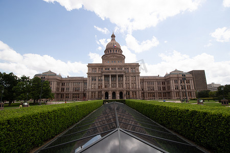 有蓝天和云彩的得克萨斯州议会大厦在奥斯汀得克萨斯