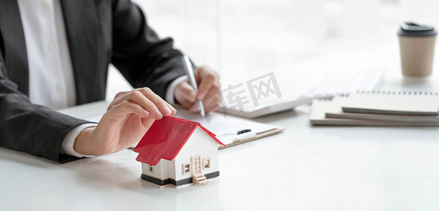 房地产经纪人或银行职员通过购房合同或办公室贷款和利率向客户描述贷款利息