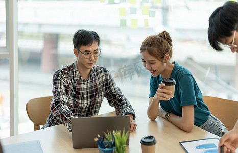 年轻的亚洲女性领导移动应用软件设计项目的商业创意团队。