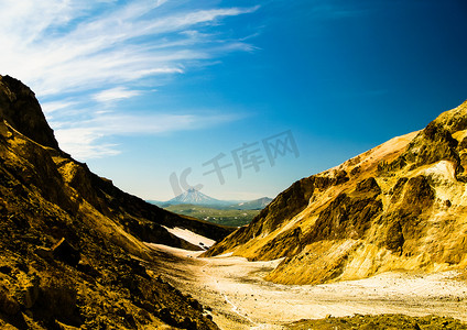 从堪奇穆特诺夫斯基火山口欣赏维卢钦斯基火山