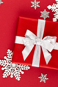 红色背景的圣诞节、节日礼物盒。