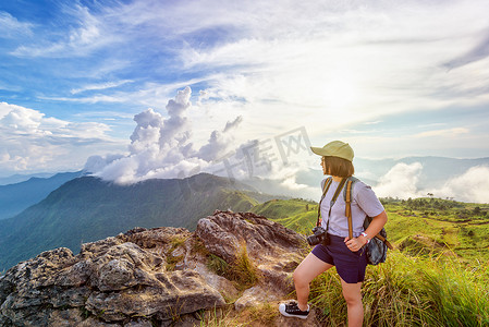 女孩旅游风景山