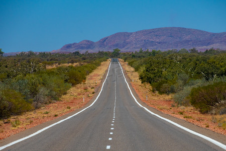 西澳大利亚通往卡里吉尼国家公园的空热道路