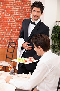餐厅服务员送餐