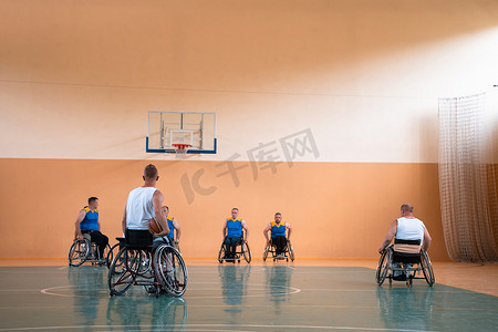 篮球场工程摄影照片_篮球比赛开始前，残疾人篮球队在大礼堂与选拔员合影