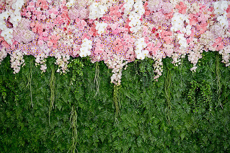 婚礼背景粉红色花朵和绿叶布置