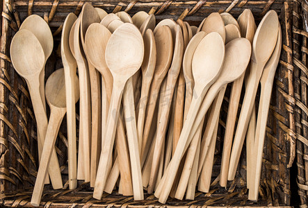 木头制成的汤勺或汤匙