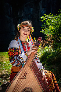 乌克兰妇女在表演民间音乐前用班杜拉乐器