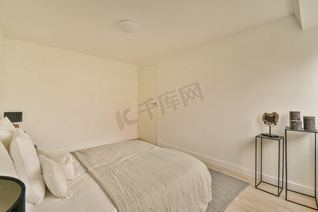极简主义风格的宽敞白色卧室