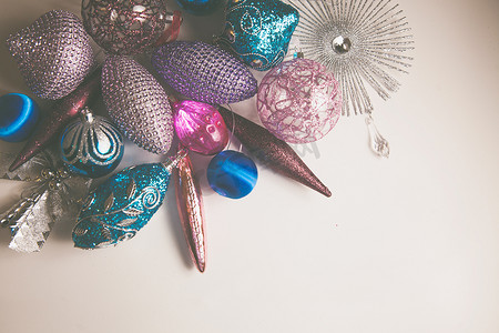 优雅的2019年圣诞装饰特写，蓝色和粉色