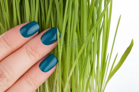 漂亮又整洁的绿色指甲。