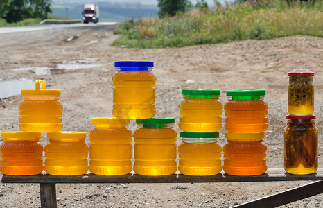 不同品种的蜂蜜在罐子里
