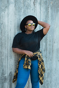 特写肖像时尚的年轻非洲裔美国女孩，头发卷曲，戴着时髦的太阳镜，在城市里有复制空间和广告场所-夏季嬉皮士照片与 instagram 风格