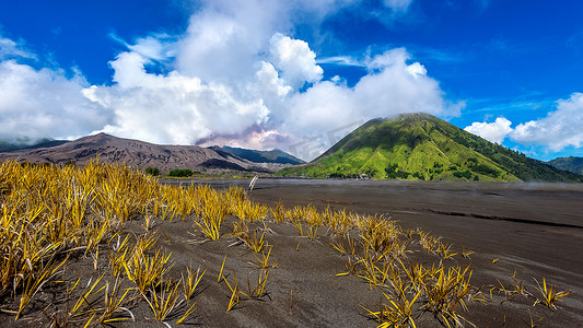布罗莫火山（Mount Bromo）位于印度尼西亚东爪哇省布罗莫腾格里塞梅鲁国家公园。
