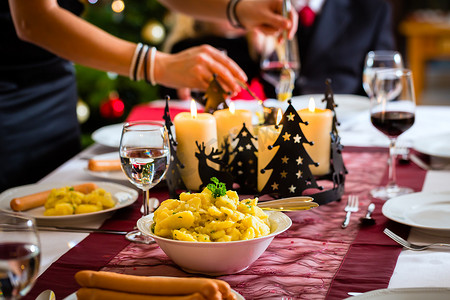 土家族服饰摄影照片_家庭圣诞晚餐香肠和土豆沙拉
