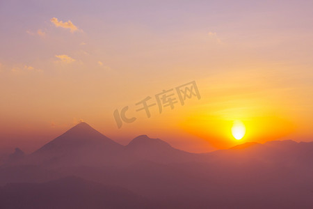 阿凡提卡通摄影照片_危地马拉的火山