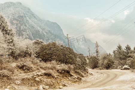 印度北部拉达克的列城，山天背景下乡村道路的美丽景观