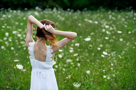 身着白裙的女人在花丛中行走自由