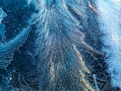 冬天玻璃上霜纹的质地。
