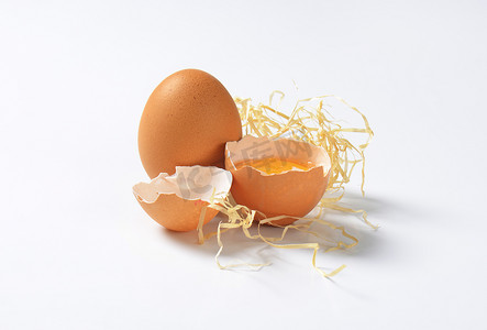 破裂鸡蛋摄影照片_棕色鸡蛋