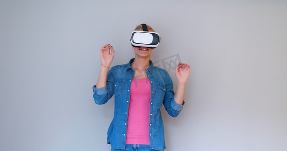 使用虚拟现实 VR 耳机眼镜的女孩