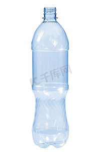 白色背景上新的、干净的、空的塑料瓶蓝色