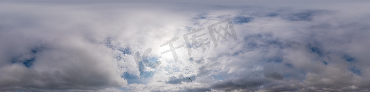 球形脉络摄影照片_日落时的阴天全景图，积云采用无缝球形等矩形格式作为全天顶，用于 3D 图形、游戏和空中无人机 360 度全景图，用于天空替换。